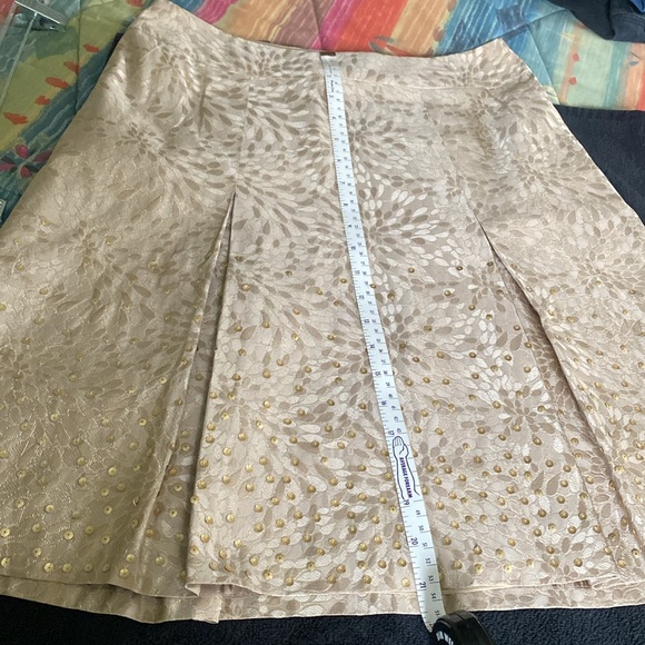 ❇️Ann Taylor pleated taupe/beige silk skirt with gold sequins and thread accents - Picture 8 of 9